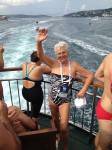 Переплыть Босфор в 76 лет. Бабуля молодец! Переплыть Босфор в 76 лет. Бабуля молодец!