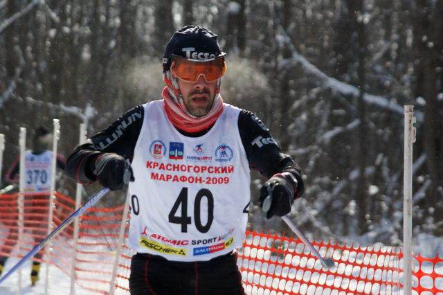 Алексей Рябов на финише сверхмарафона в Мончегорске