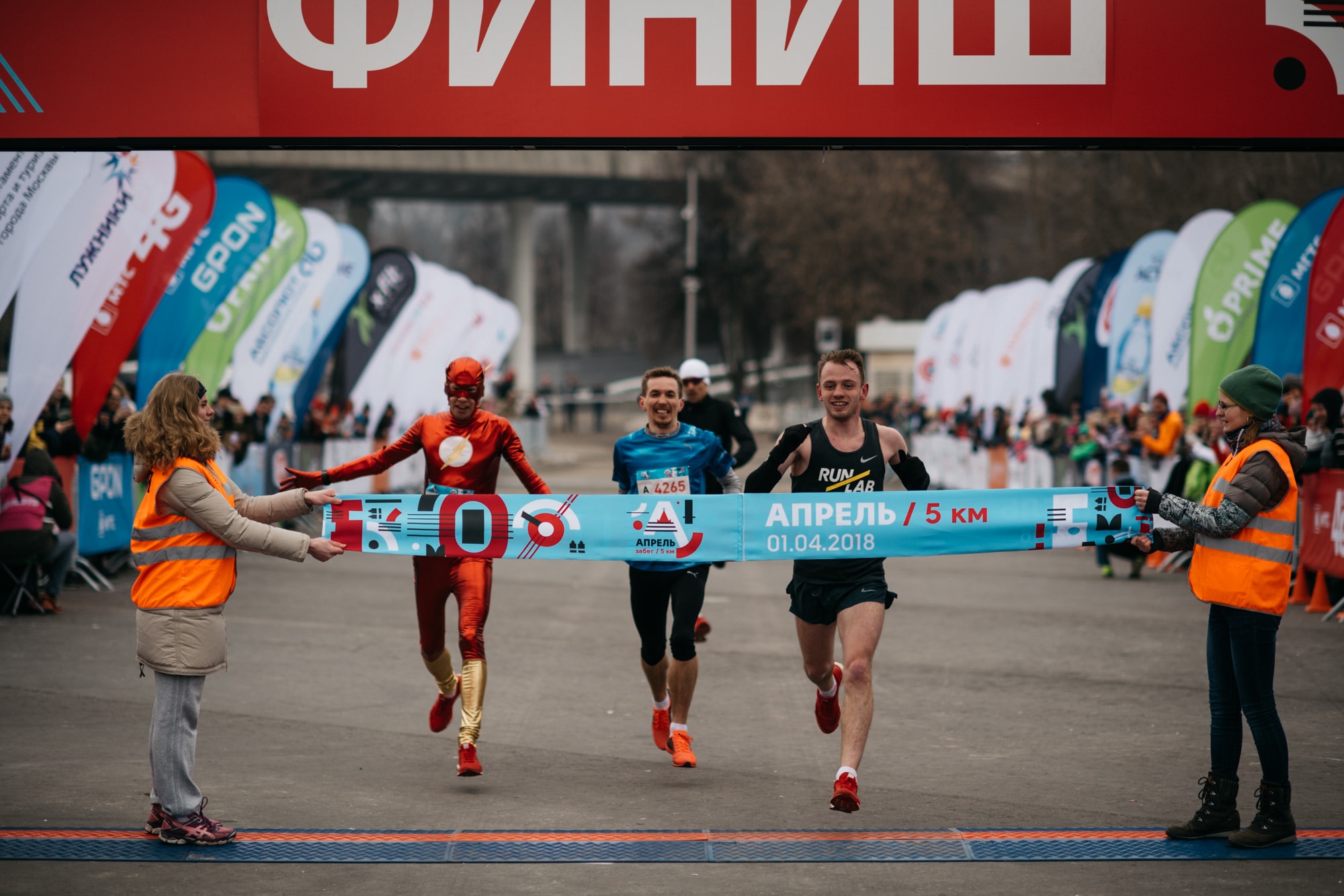 Финиш забега. Московский марафон старт. Марафон финиш. Московский марафон финиш. Полумарафон финиш.